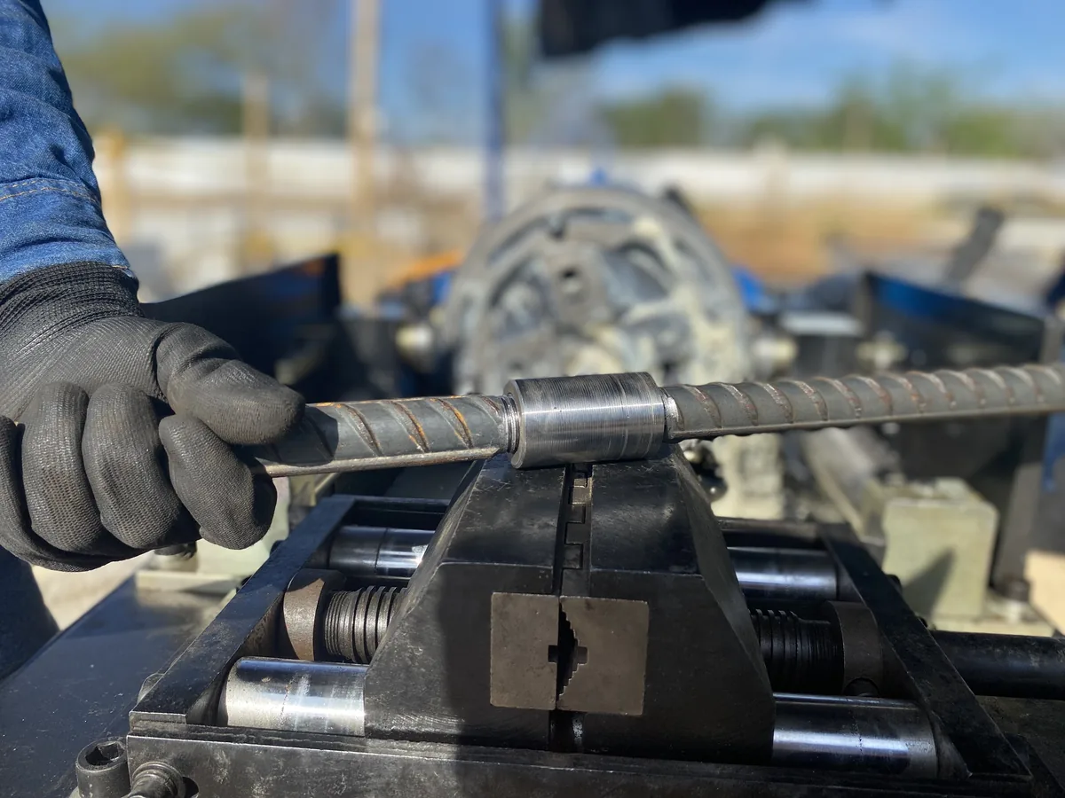 Torno de roscado por laminación operando en obra