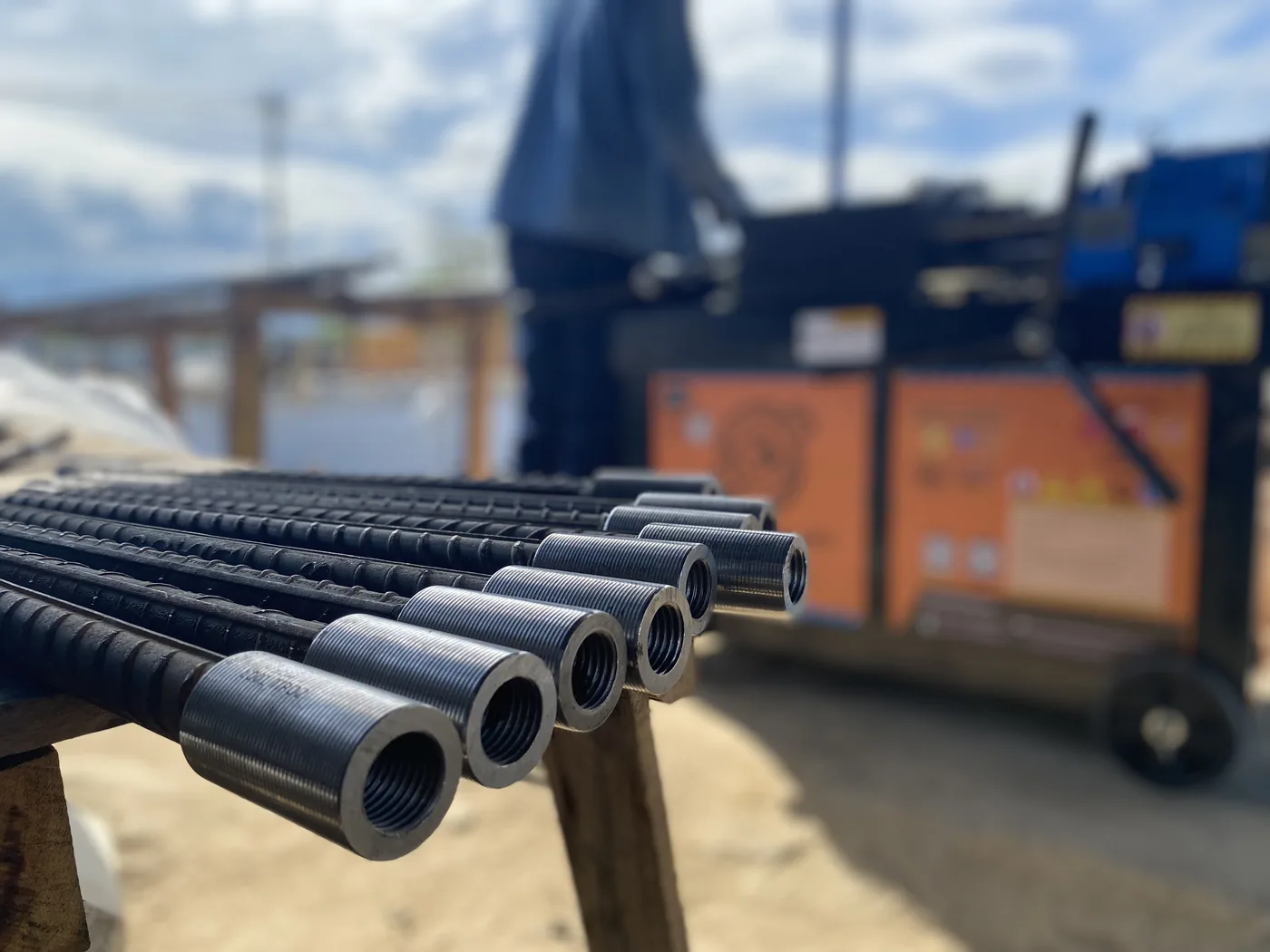 Refuerzo de muro con empalmes mecánicos instalados