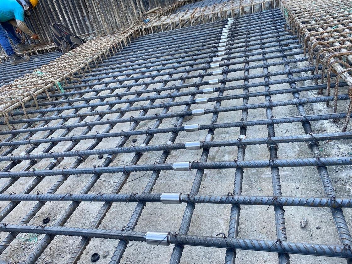 Malla de refuerzo con hilera de empalmes mecánicos instalados