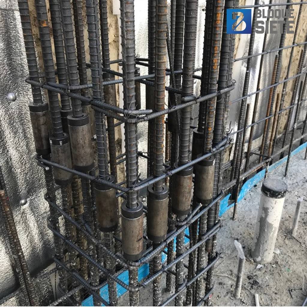 Columna armada con conectores de un toque instalados en obra