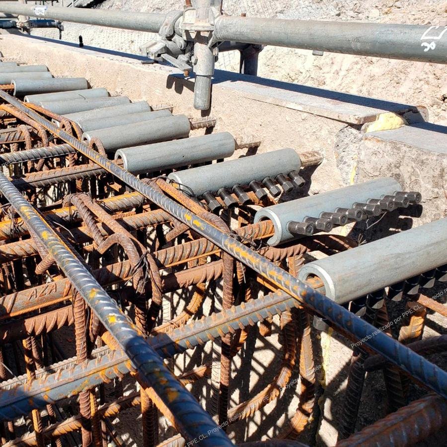 Tablero de puente con empalmes mecánicos de tornillo