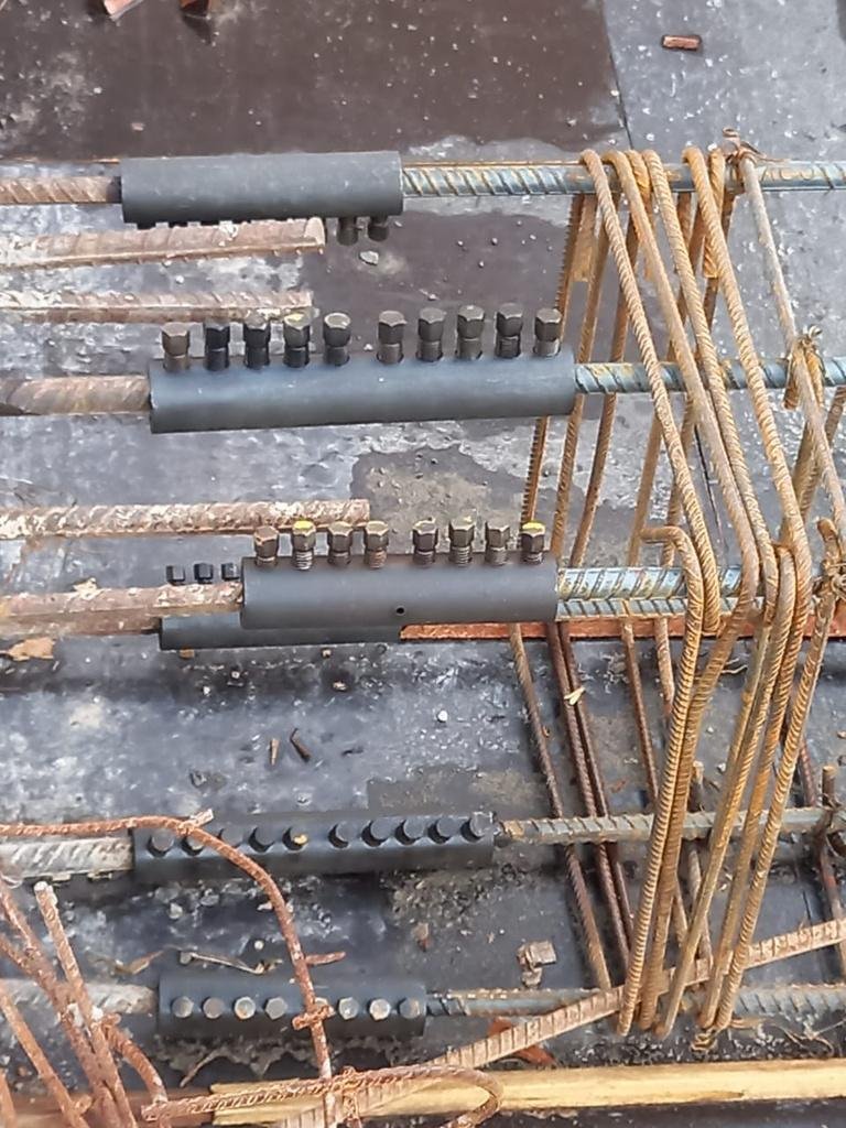 Barras de refuerzo con conectores de tornillo listos para el ajuste